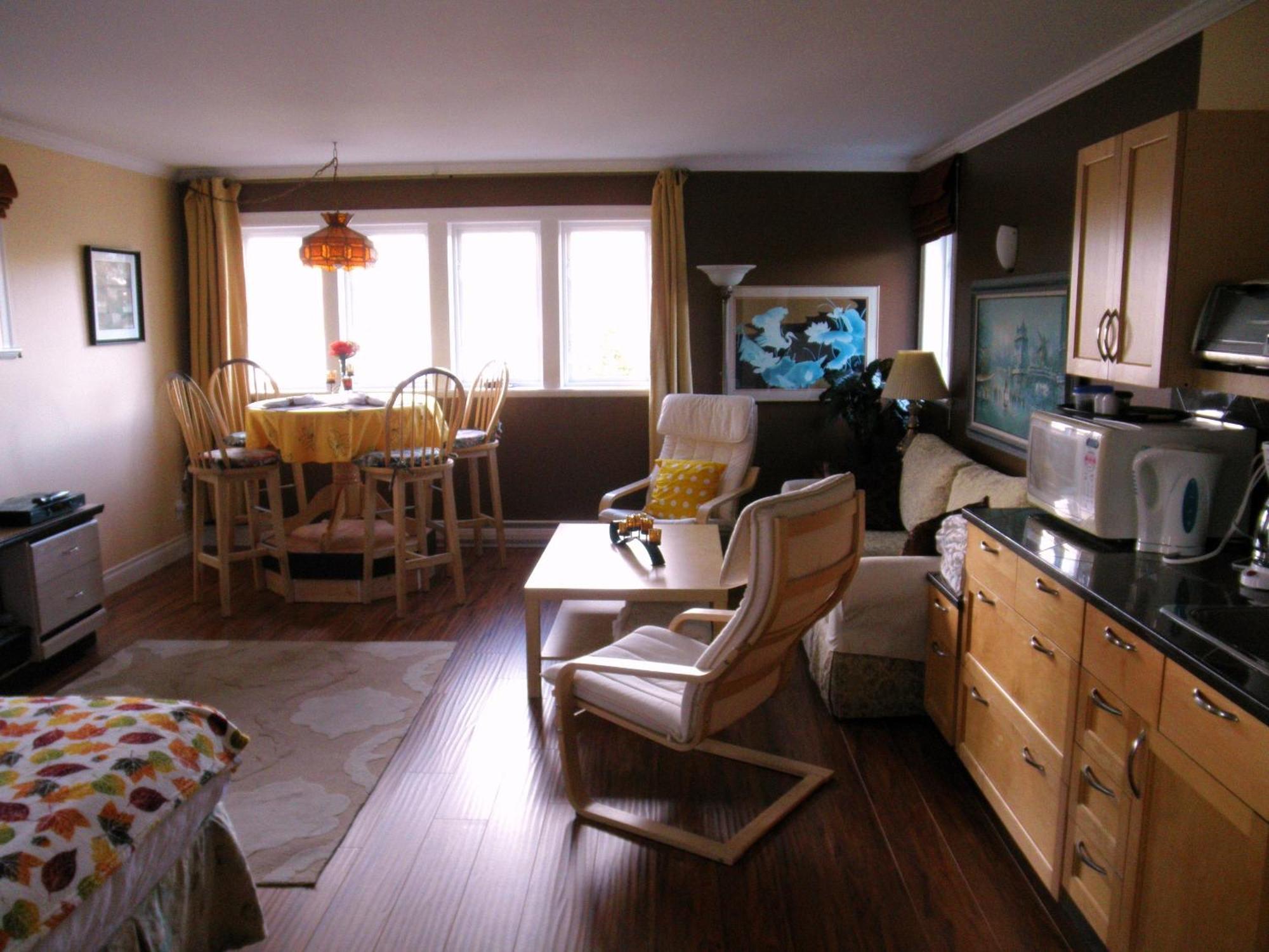Above The Inlet Hotel Sechelt Bagian luar foto