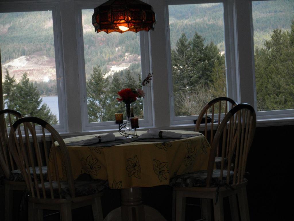 Above The Inlet Hotel Sechelt Ruang foto