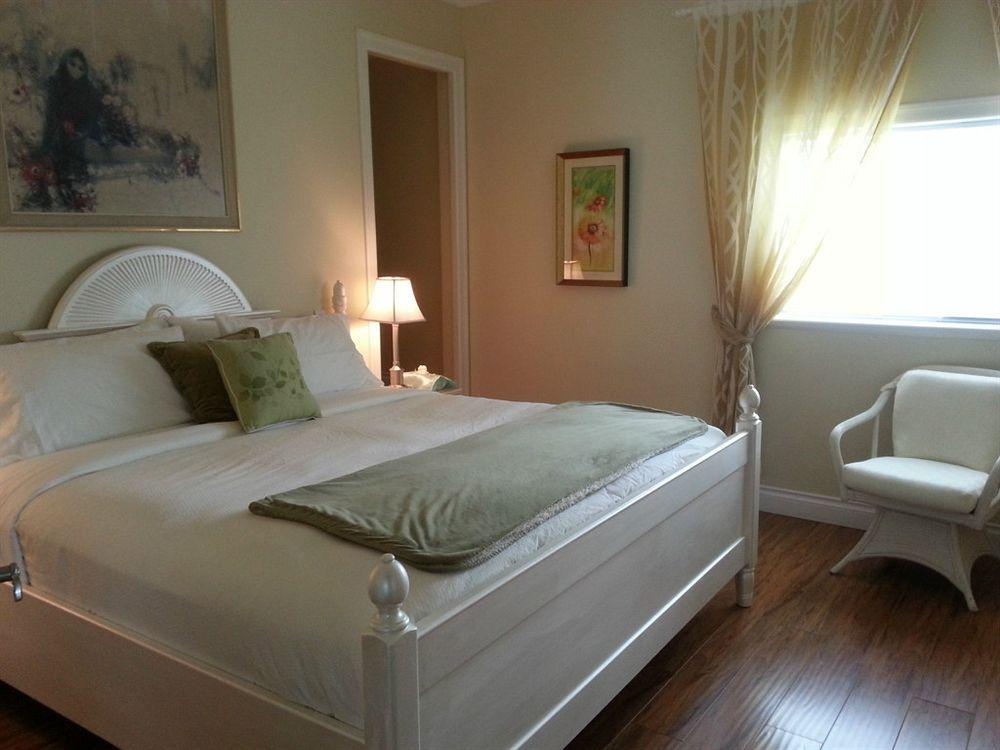 Above The Inlet Hotel Sechelt Bagian luar foto