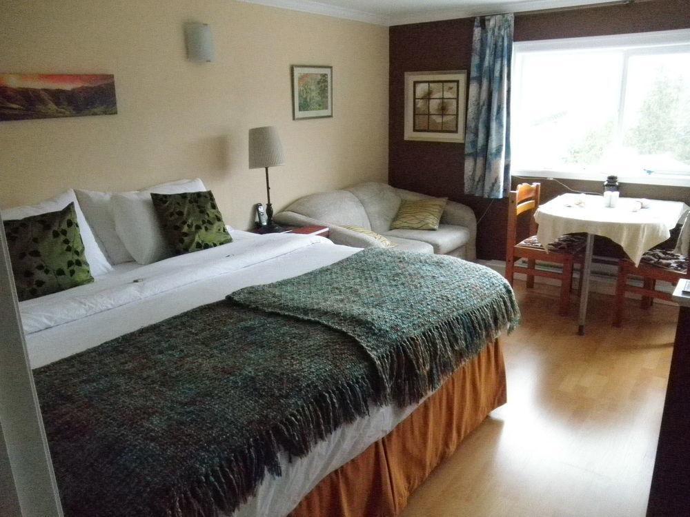 Above The Inlet Hotel Sechelt Bagian luar foto
