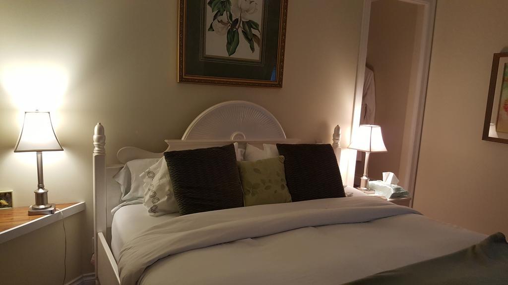 Above The Inlet Hotel Sechelt Bagian luar foto