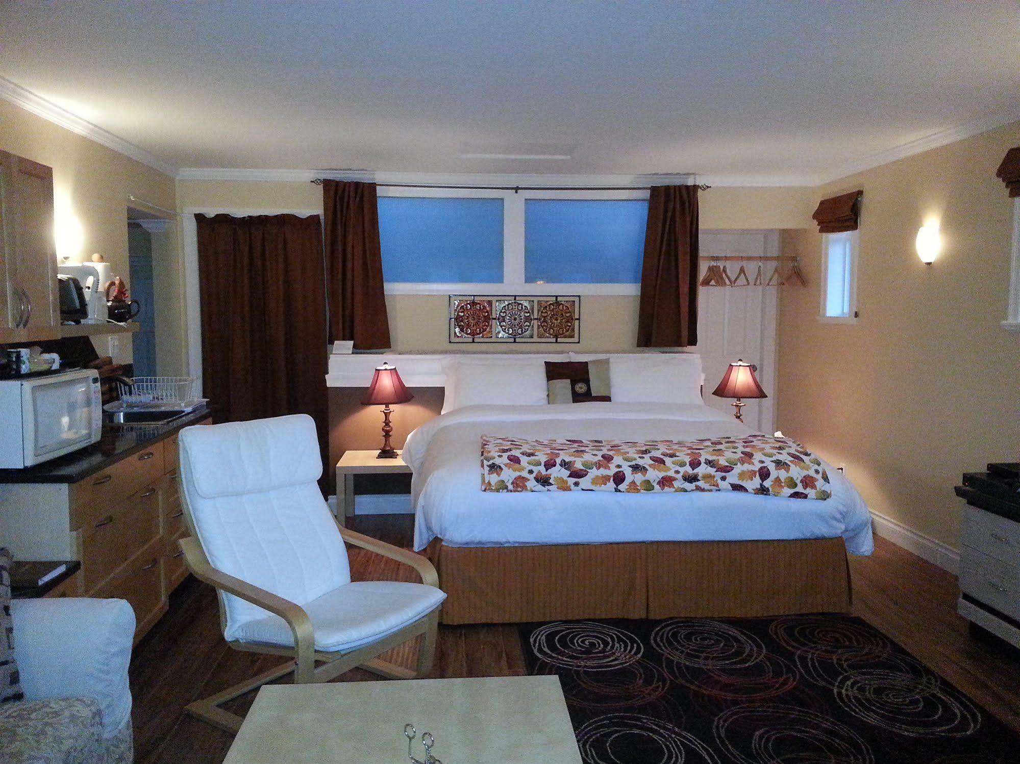 Above The Inlet Hotel Sechelt Bagian luar foto