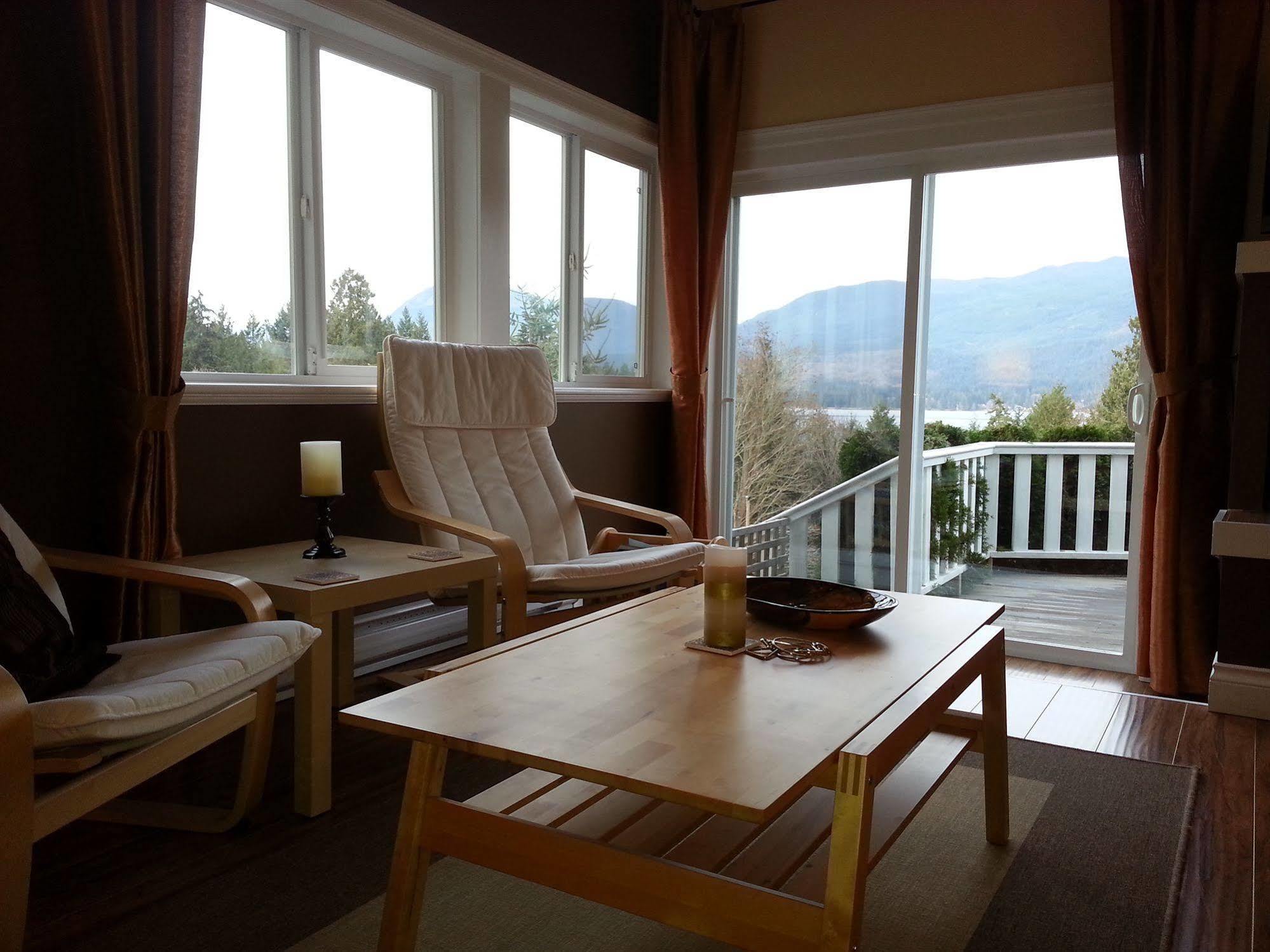 Above The Inlet Hotel Sechelt Bagian luar foto