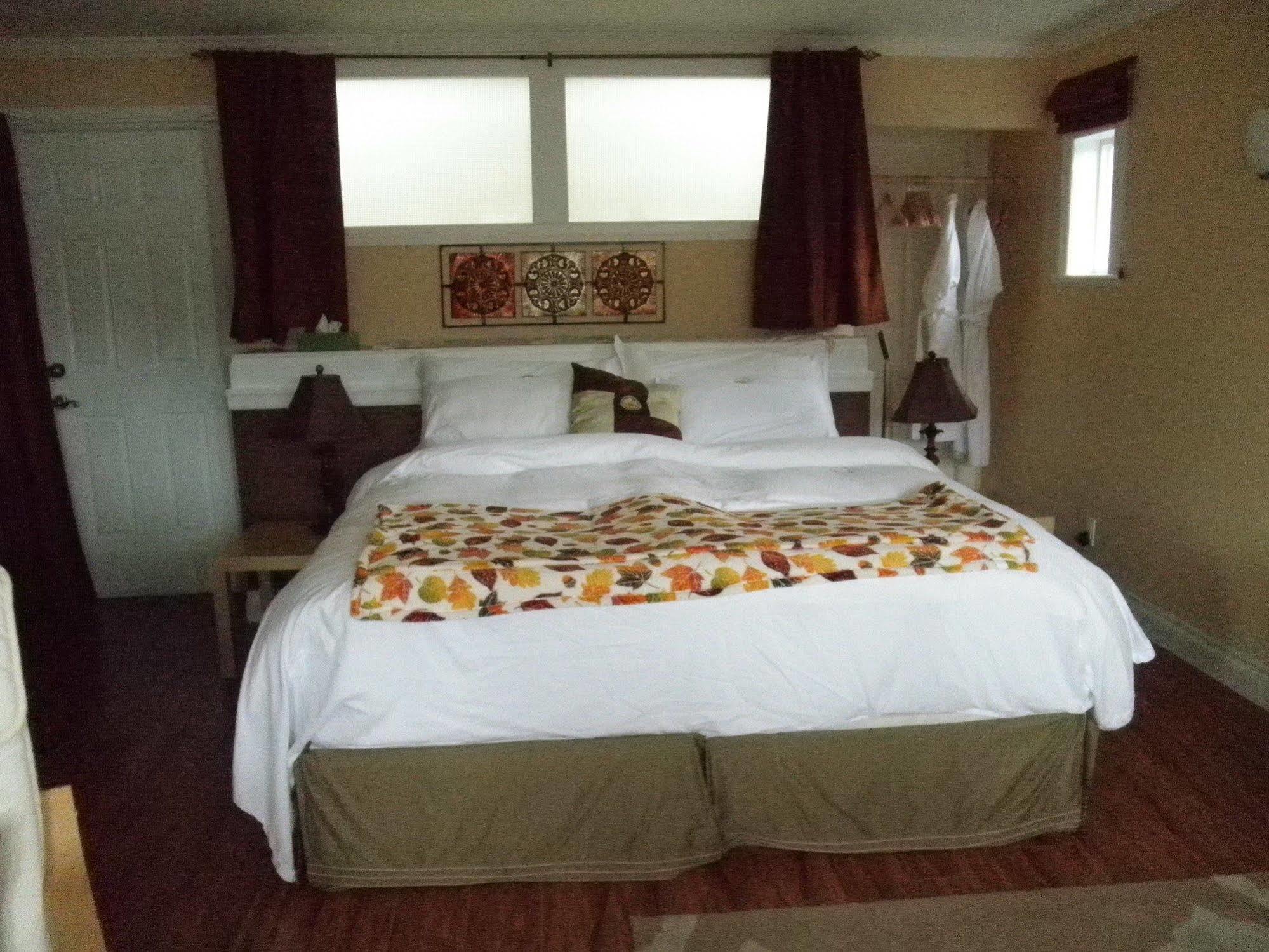 Above The Inlet Hotel Sechelt Bagian luar foto