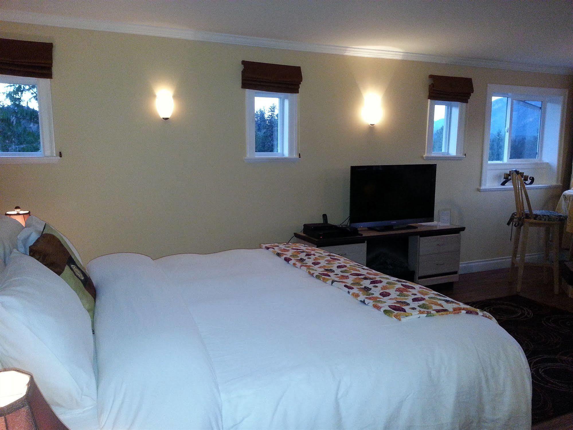 Above The Inlet Hotel Sechelt Bagian luar foto